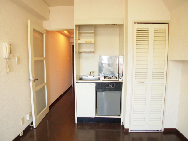 Kitchen. 1-neck is with a gas stove.