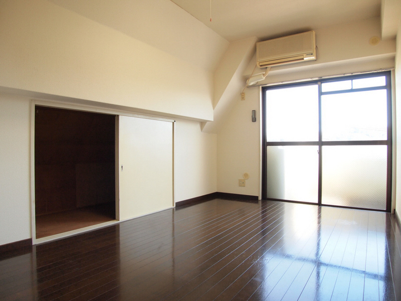 Living and room. Day good rooms.