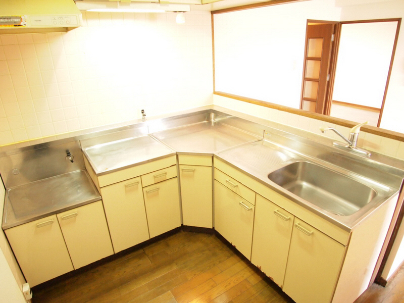 Kitchen. A large kitchen is easy to dishes.