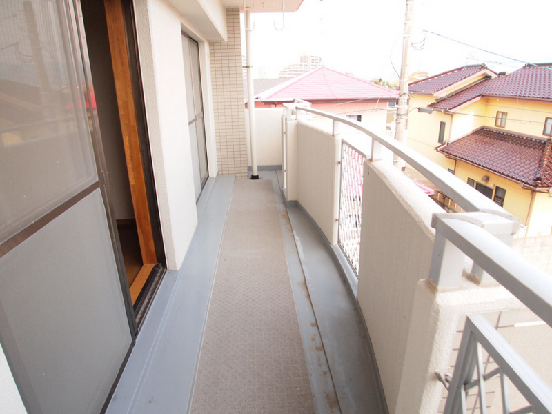 Other room space. Day is a good balcony!