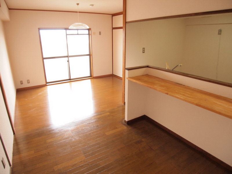 Living and room. It is living that can be used comfortably.