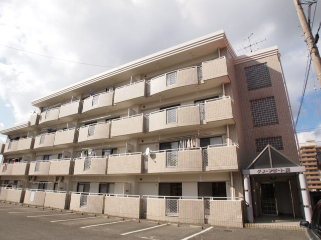 Building appearance. Condominium of reinforced concrete. It caught parking on site.