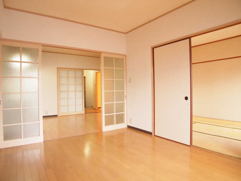 Other room space. Western style room, This is also good day on the south-facing. 