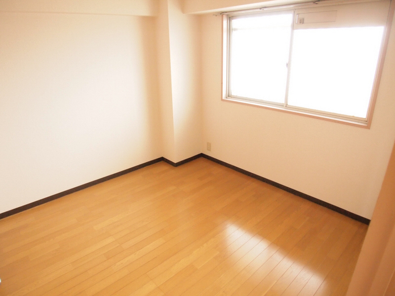 Other room space. Independent room is also brightness enough. 