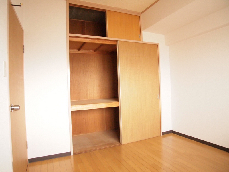 Receipt. Independent room with large storage! 