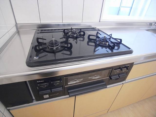 Kitchen. 3-burner stove fully equipped kitchen