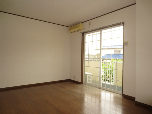 Living and room. A bright room! 