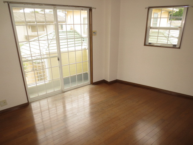 Living and room. Two windows! Plug the sun! 