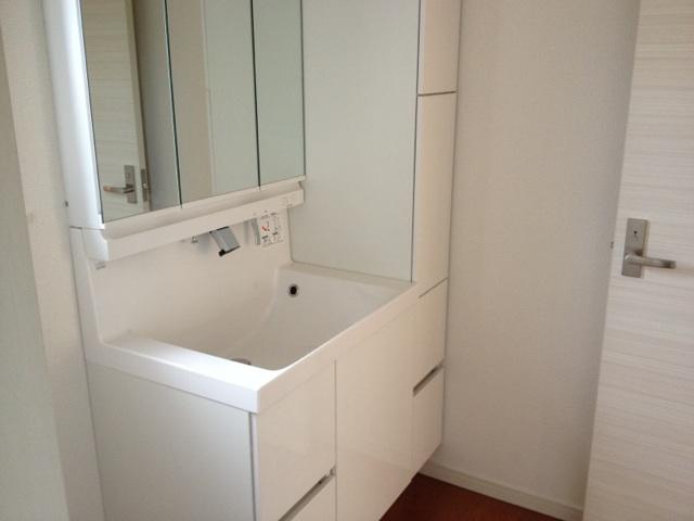 Wash basin, toilet. Indoor (11 May 2013) Shooting