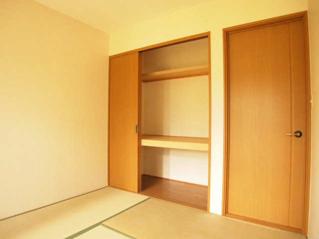 Living and room. Space calm, Fully-equipped closet of large capacity in Japanese-style room.