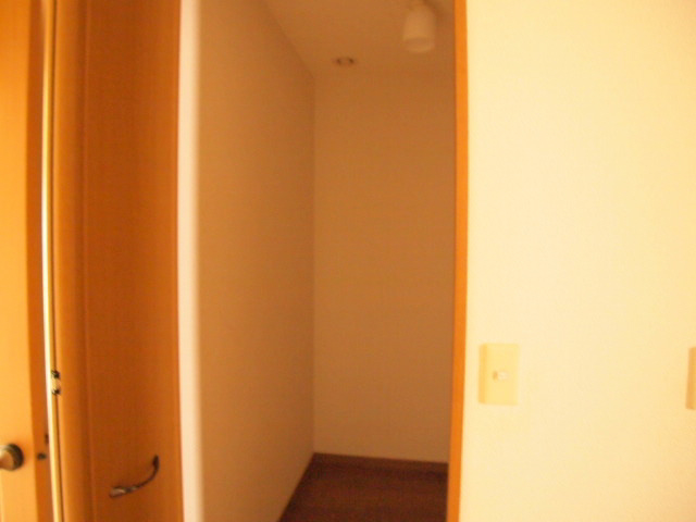 Receipt. Offer an accommodation with depth in the hallway.