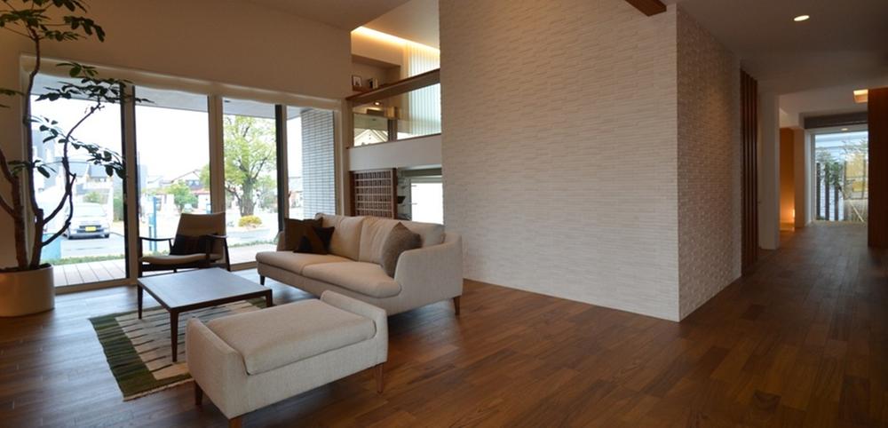 exhibition hall / Showroom. Living was collocated with <Onojo exhibition hall> built. To take full advantage of the storage capacity of the warehouse you can show refreshing space. Also, By opening increases, Bright and airy is up.