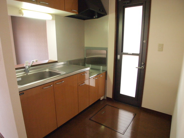 Kitchen. Popular counter kitchen with under-floor storage.