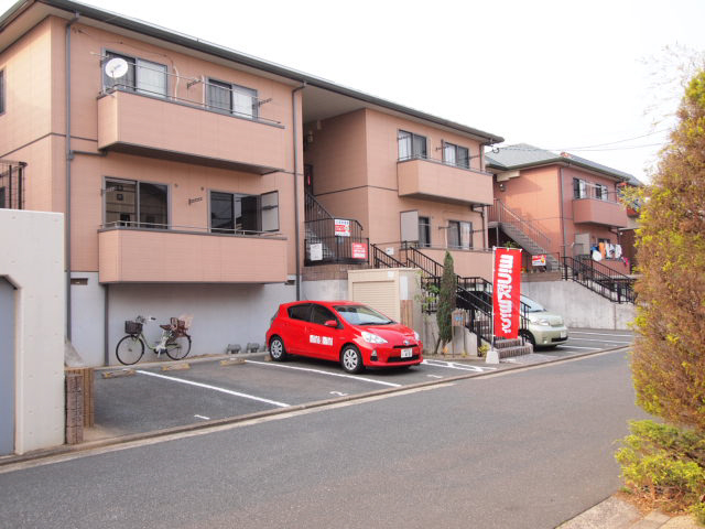 Building appearance. Good hit yang in all households facing south.