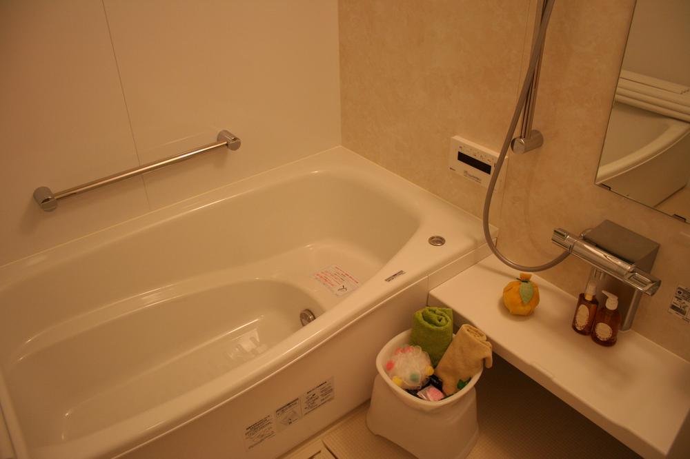 Other Equipment. Loose of 1616 (1 pyeong size) once using a "hot Karari floor" that can not be separated from the use. Is the "cover faucet (metal-tone handle)" type of design and refreshing. It is standard equipped with the eco Jaws in the water heater.