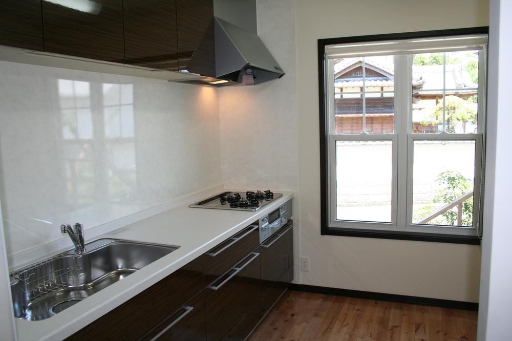 Other Equipment. Artificial marble type of kitchen All slide storage ・ It offers a variety of popular amenities, including silent sink. ※ The kitchen is a bright window type ・ Center kitchen with convenience ・ There three types of face-to-face kitchen bounce of conversation.