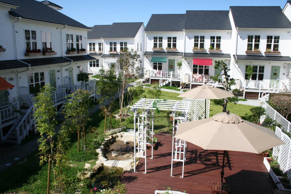 View photos from the dwelling unit. While ensuring the privacy, It is a community housing to connect with people and nature. Residential area of the courtyard is ordered and green park of about 400 sq m.