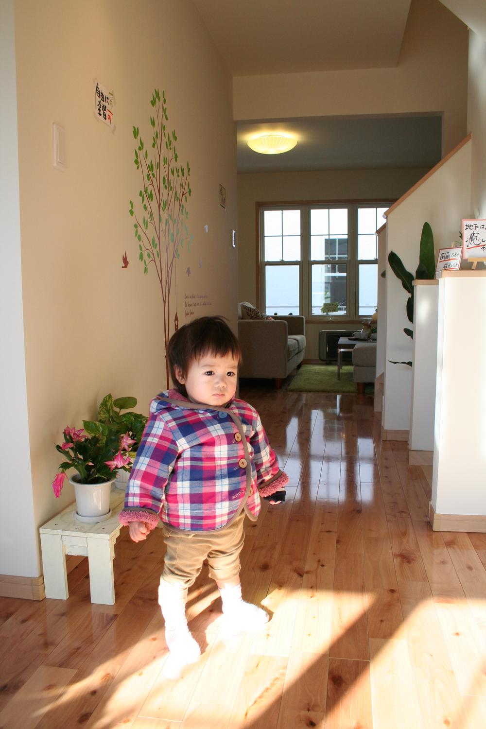 Construction ・ Construction method ・ specification. We use the flooring of warm solid wood (cherry) on the floor material.