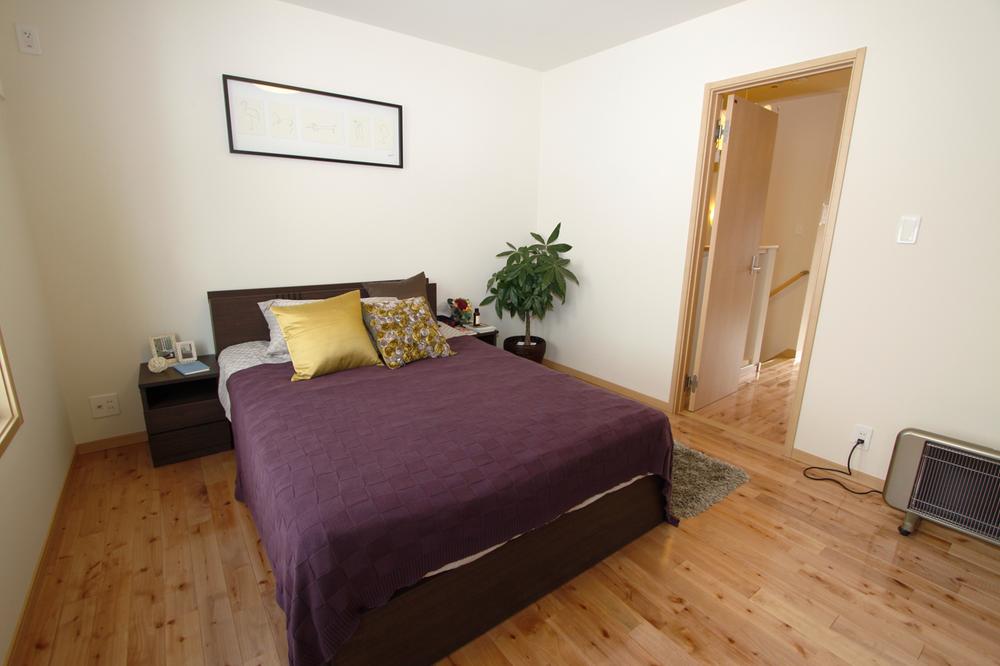 Non-living room. Second floor free space is available as the main bedroom or den. It is also possible to install a separate ceiling storage.