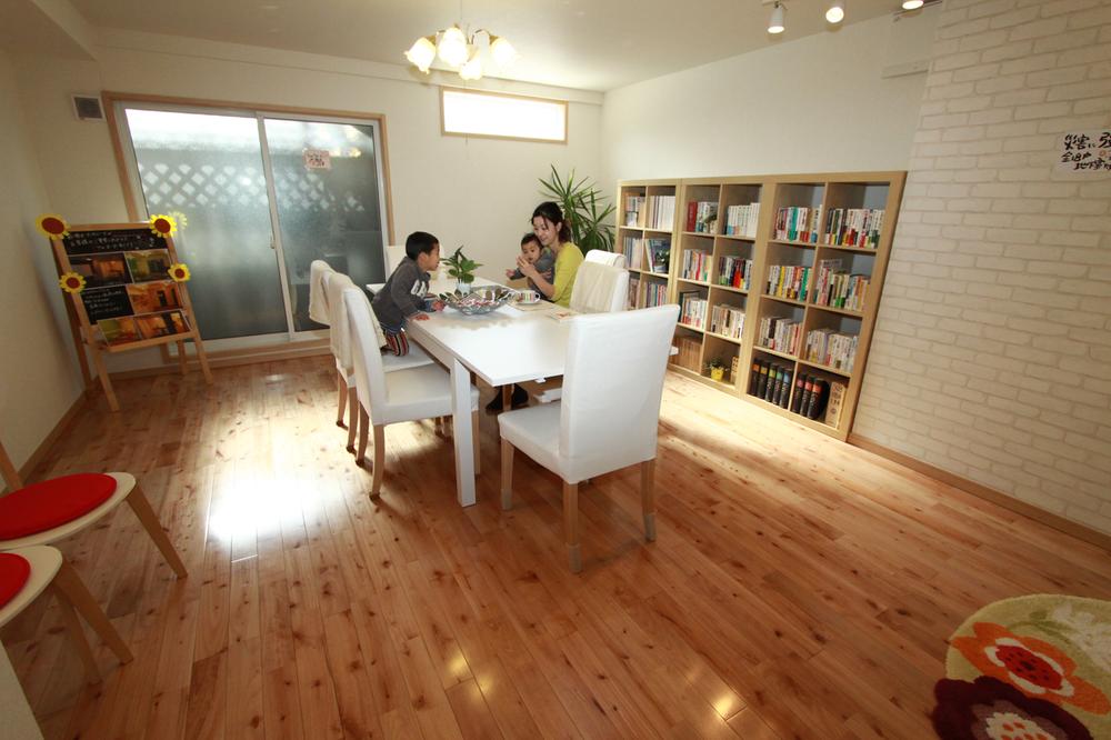 Model house photo. Sunlight enters plenty in the model house basement family room basement!