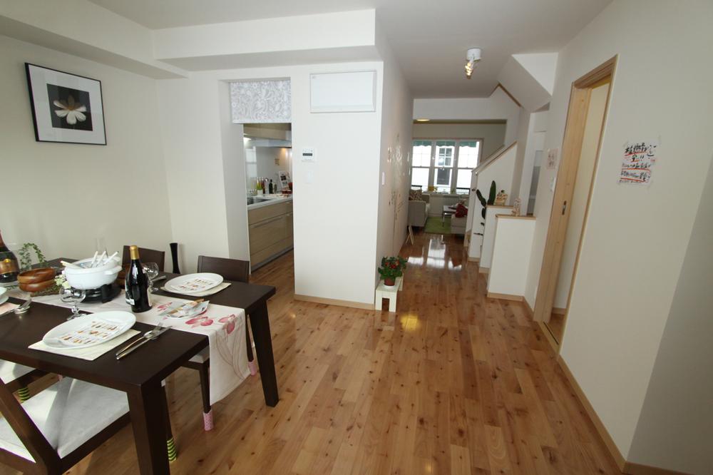 Living. The kitchen is from the bright living room ・ dining ・ Is an open planning the garden look.