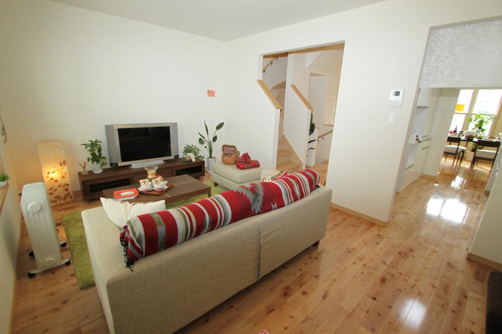 Model house photo. A shockproof with all households basement 2 × 4 construction method structure. Is a high-air-tight and high thermal insulation used in the clear of the floor plan of the maximum space 160 sq m. Building specifications resin sash ・ Double-glazing ・ Dry wall ・ We use the world's highest level of thermal insulation material Aishinen.