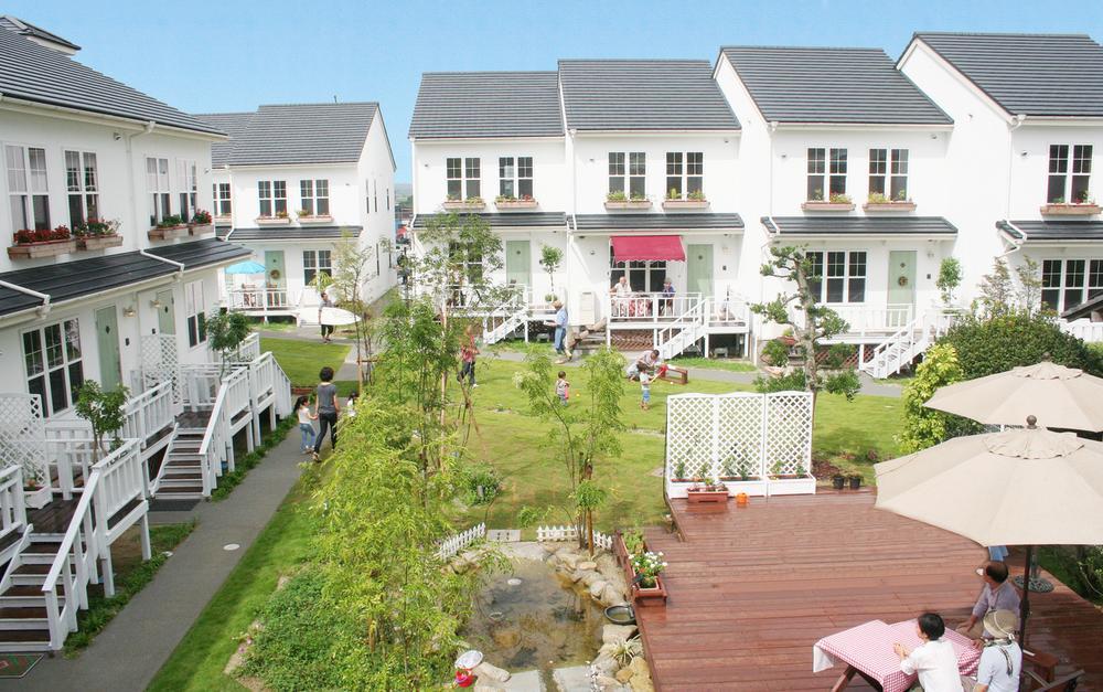 Local appearance photo. Ensure the living space of a spacious 160 sq m. Achieve comfort residential environment in the courtyard with a wood deck. You can enjoy the holiday and spacious with natural overflowing Itoshima. A 5-minute walk from the train. Convenience is also a good place. ~ Please feel free to contact us ~