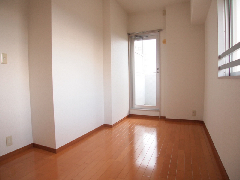 Other room space. And good air permeability in the two planes lighting. 