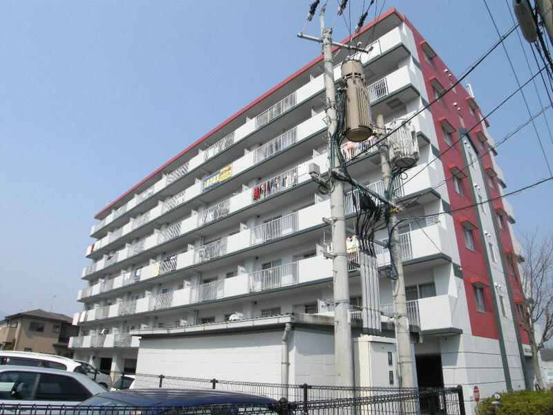 Building appearance. Good hit yang in all households facing south. 