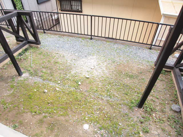 Garden. It comes with a spacious garden. 