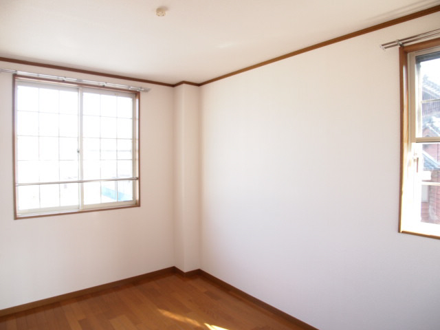 Other room space. It is a bright room with 2 Men'irodori light.