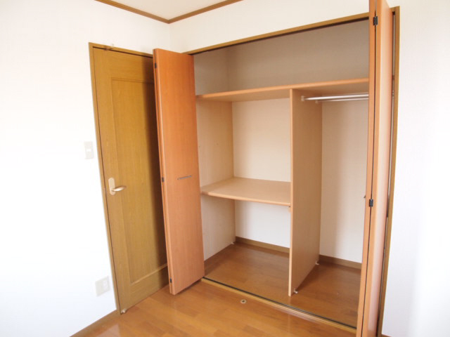 Receipt. It comes with a closet of large capacity.