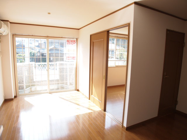 Living and room. Because the window is larger 2 Men'irodori light is bright living room.
