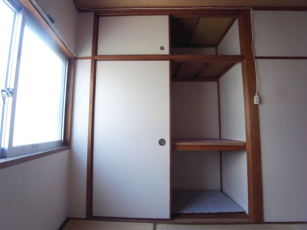 Receipt. There closet with the upper closet