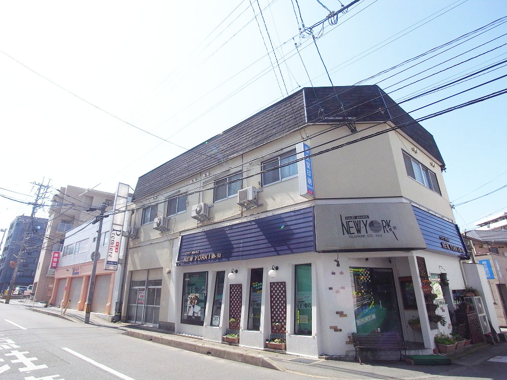 Building appearance. Transportation and shopping very convenient good location