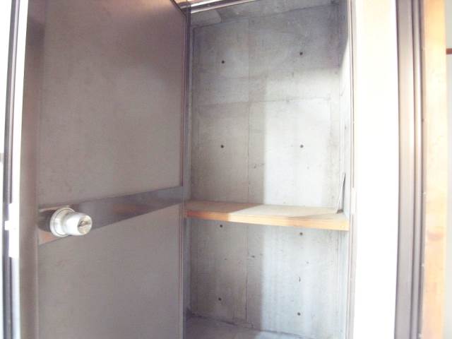 Receipt. A convenient storeroom on the balcony