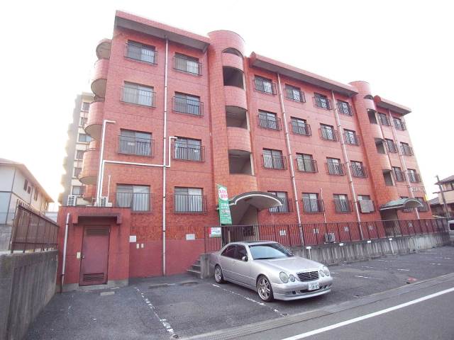 Building appearance. Soundproof to excellent reinforced concrete apartment