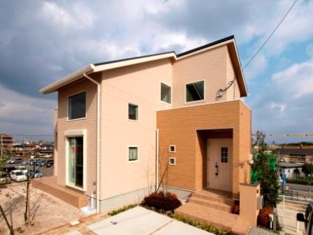 Local appearance photo. Spacious grounds of more than 200 square meters. I'm happy the parking space can be taken two.