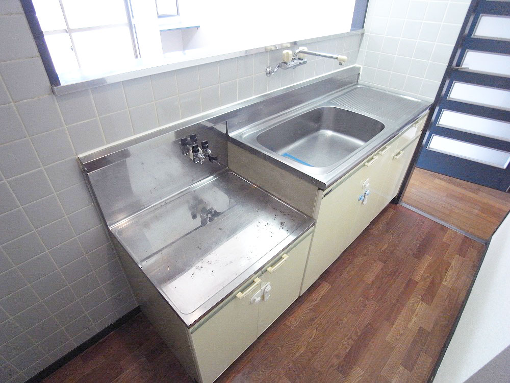 Kitchen. Two-burner gas stove installation Allowed wide kitchen