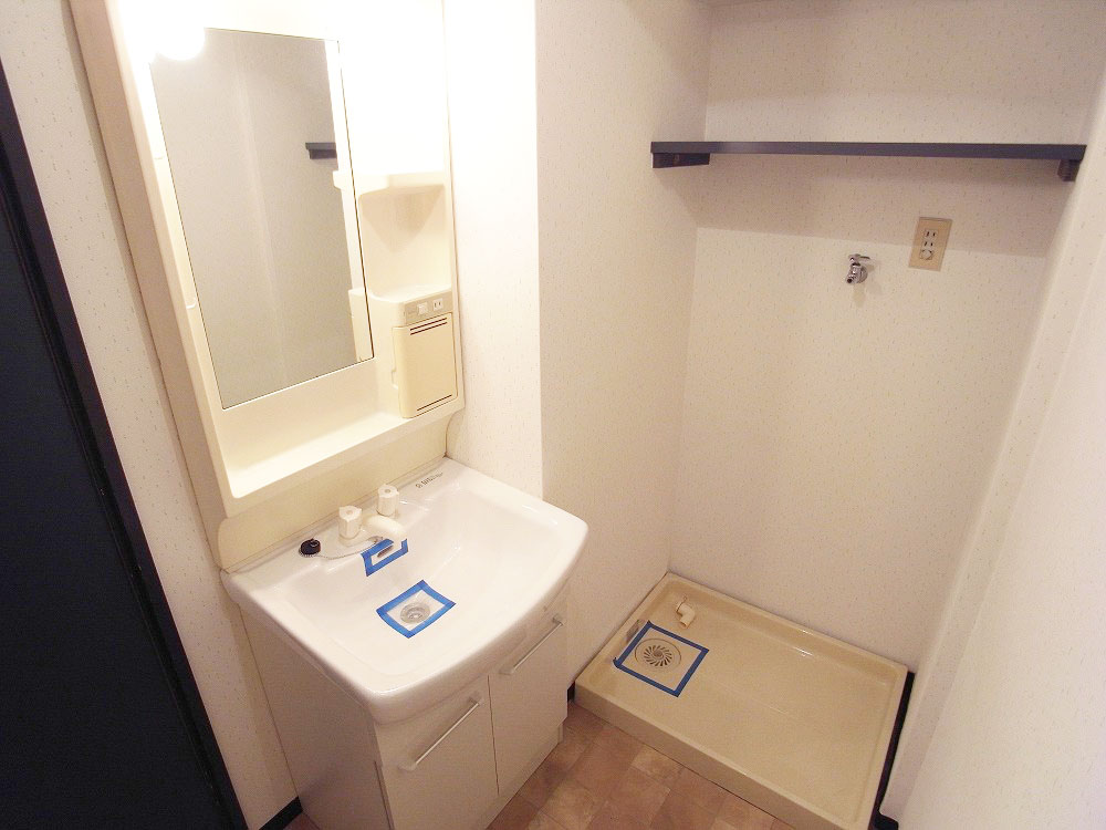 Washroom. There is a separate wash undressing space