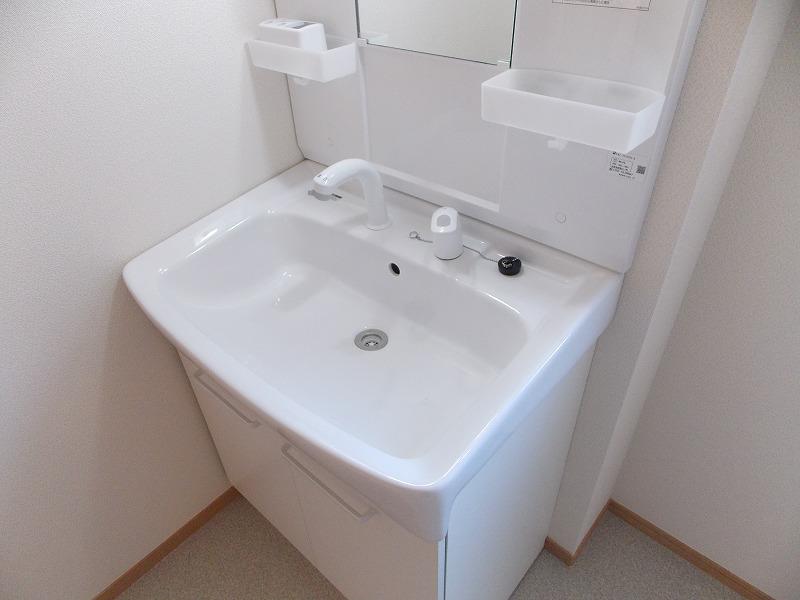 Wash basin, toilet. Spacious wash basin with shower faucet (^_^) / Since the wider washstand, (^_^) It can be used with confidence in a weak little children to wash the face /