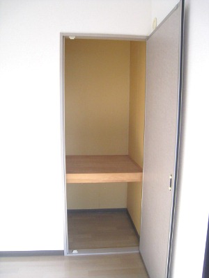 Receipt. Bedroom closet