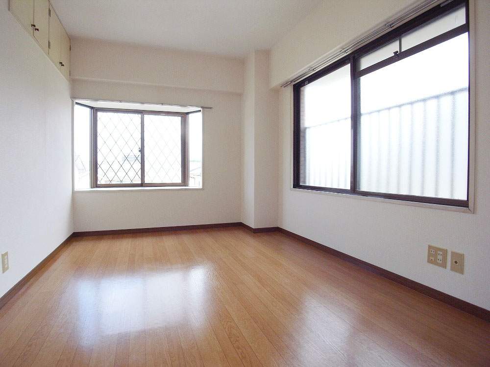 Other room space. Bright Western-style there is a two-sided lighting & bay window