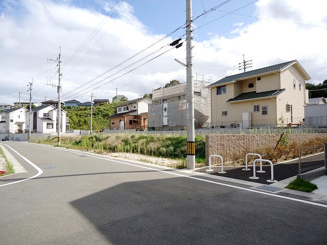 Local photos, including front road. Front road 6m or more. Garage Easy Easy is not good wife