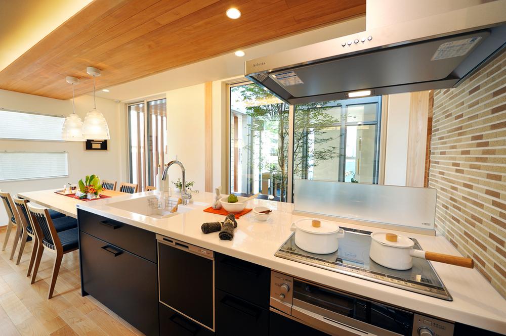 Model house photo. Dining kitchen where you can enjoy the housework while feeling the transitory seasons