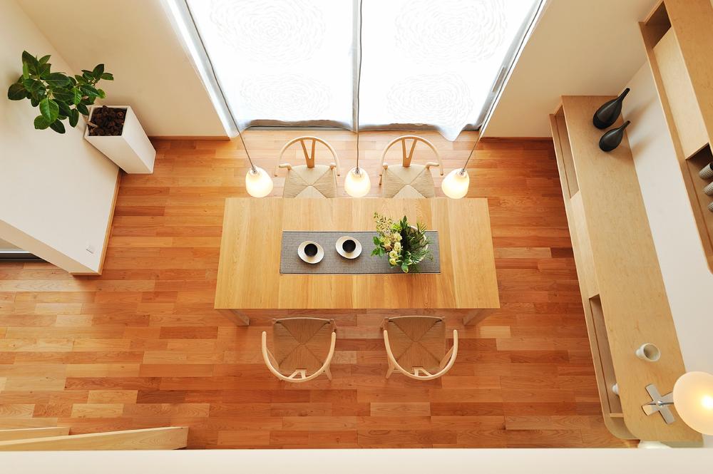 Model house photo. Terrace and living room overlooking an open-style dining