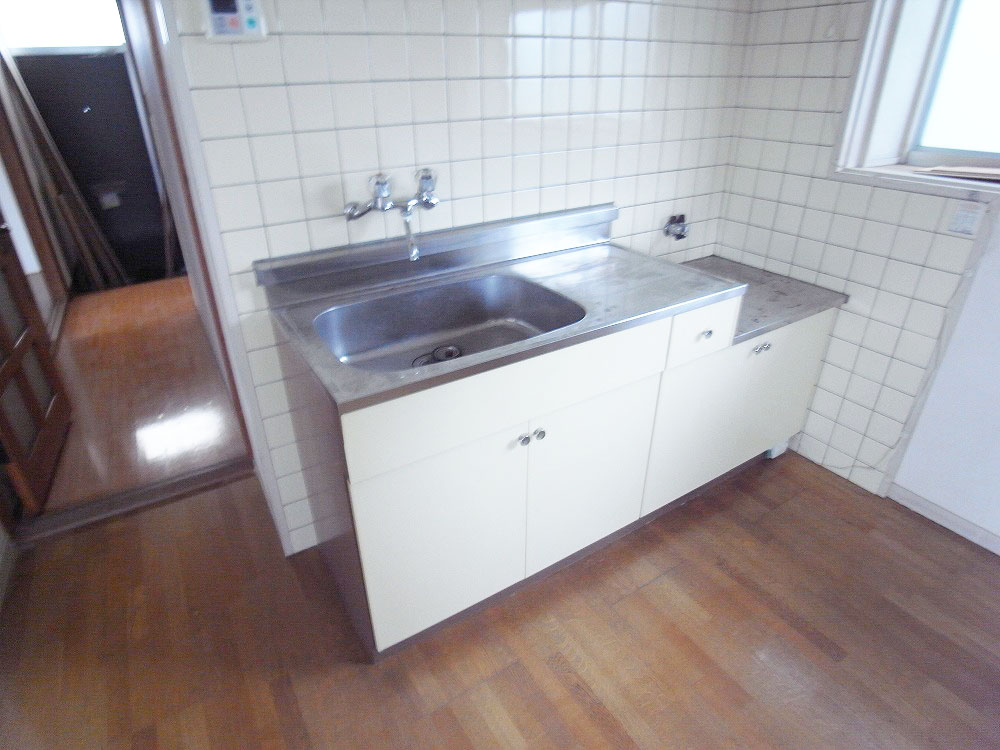 Kitchen. Family type that put the two-burner gas stove