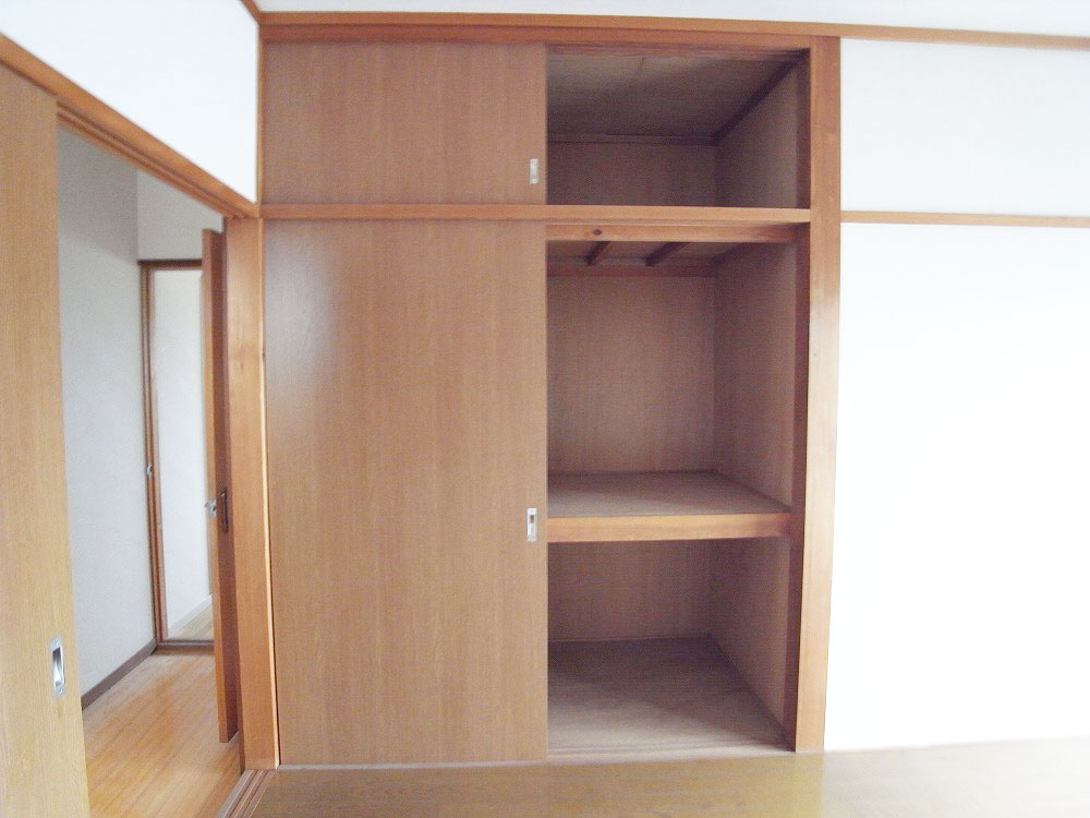 Receipt. The difference between Western and Japanese-style room of storage space you can see?