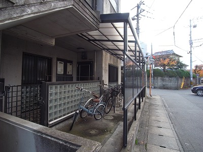 Other common areas. Available in the parking lot free for a station near