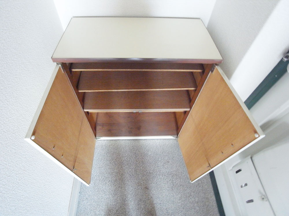 Entrance. Shoes BOX is of course equipped with the front door